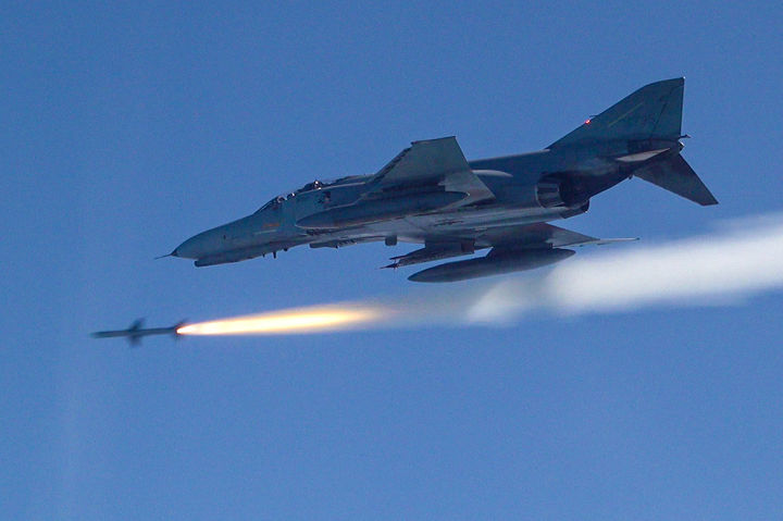 한미 공군은 지난 11일부터 15일까지 서해 해상사격장에서 연합 공대공·공대지 실사격 훈련을 실시했다. 사진은 공중 표적을 향해 AIM-7M 공대공미사일을 발사하고 있는 F-4E 모습. 사진=공군