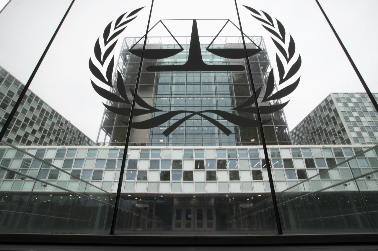 전쟁범죄를 재판하는 국제형사재판소(ICC)가 한국과 일본을 포함해 세계 4곳에 지역사무소 설치를 검토하고 있다고 요미우리신문이 28일 밝혔다. 사진은 네덜란드 헤이그에 있는 ICC 청사의 모습. 헤이그=AP