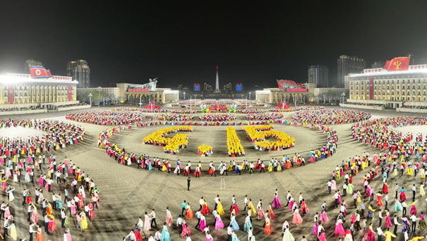 김일성광장에서 열린 청년학생들의 야회. 사진=웨이보