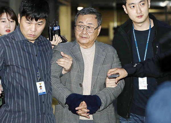 지난 10월25일 성폭력 혐의를 받고 있는 김준기 전 동부그룹 회장이 서울중앙지방법원에서 열린 영장실질심사를 받은 후 이동하고 있다. 사진 / 뉴시스