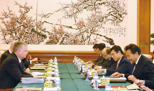 19일 중국 베이징에서 스티븐 비건 미국 국무부 대북특별대표(왼쪽 라인)가 카운터파트 뤄자오후이(羅照輝) 중국 외교부 부부장 등과 만나 회담을 갖고 있다. 사진 / 중 외교부 사이트