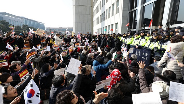 지난해 12월 국회 진입을 시도하려는 보수단체 회원들과 경찰들이 국회 본청 앞에서 대치하고 있다.  사진 / 뉴시스
