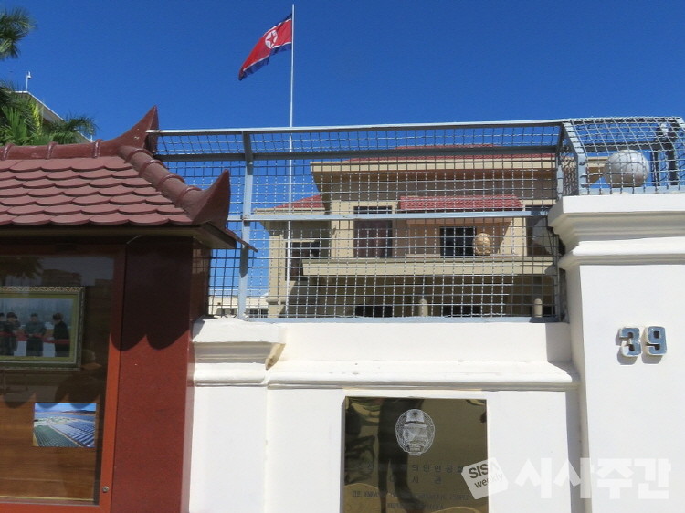 캄보디아 북한대사관 정문에 붙어 있는 현판과 건물번호. 사진 / 양승진 북한전문기자