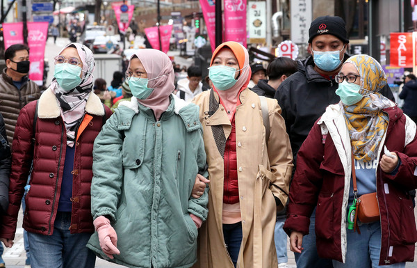 신종 코로나바이러스 감염증(우한 폐렴)이 확산 중인 서울 중구 명동 거리에서 말레이시아 관광객들이 마스크를 착용하고 있다. 사진=뉴시스