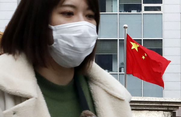 외국인이 30일 서울 중구 중국대사관 앞에서 우한 폐렴(신종 코로나바이러스 감염증) 감염을 피하기 위해 마스크를 쓰고 길을 걷고 있다. 사진=뉴시스