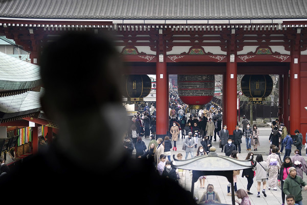 26일 마스크를 쓴 방문객들이 도쿄의 센소지에 몰려들고 있다. 아베 신조 일본 총리는 신종 코로나바이러스의 확산 예방을 위해 앞으로 2주간 사람이 많이 모이는 전국적 규모의 문화·체육 행사를 중지하거나 연기 혹은 규모 축소를 요청했다. 도쿄=AP