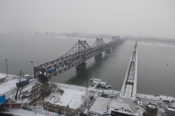 중국 단둥과 북한 신의주를 연결하는 압록강철교(왼쪽)와 단교에 눈이 왔다.