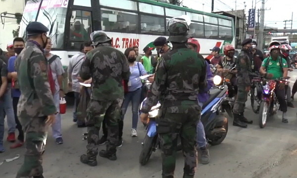 필리핀 메트로 마닐라 내 체크포인트(검문소)에서 군인들이 현지인 패스(출입증) 검사를 하고 있다. 사진=필리핀 현지 독자 제공