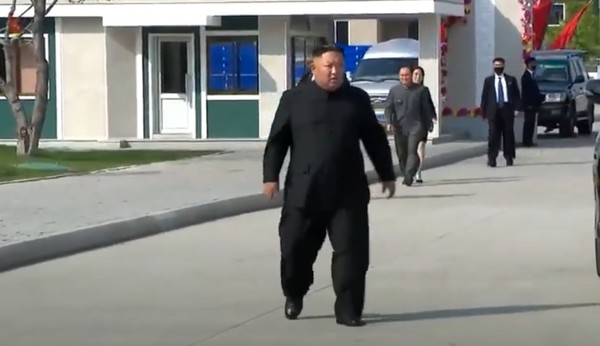 1일 순천인비료공장 준공식에 참석한 김정은 위원장이 걷고 있다. 사진=붉은별TV