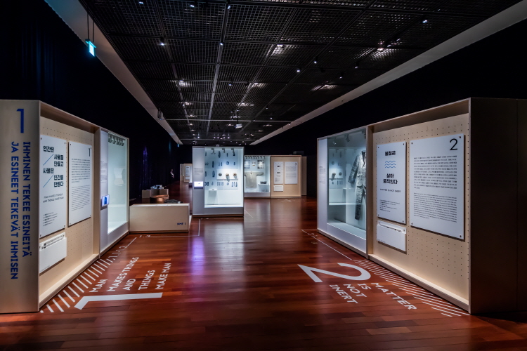 국립중앙박물관 특별전 '인간, 물질 그리고 변형-핀란드 디자인 10,000년' 전시실 내부 모습. 사진=국립중앙박물관