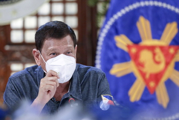 로드리고 두테르테 필리핀 대통령은 12일 코로나19 관련 각료 회의를 주재하고 지역별 경중을 둔 봉쇄 연장 및 완화 조치를 결정했다. 사진=AP/뉴시스