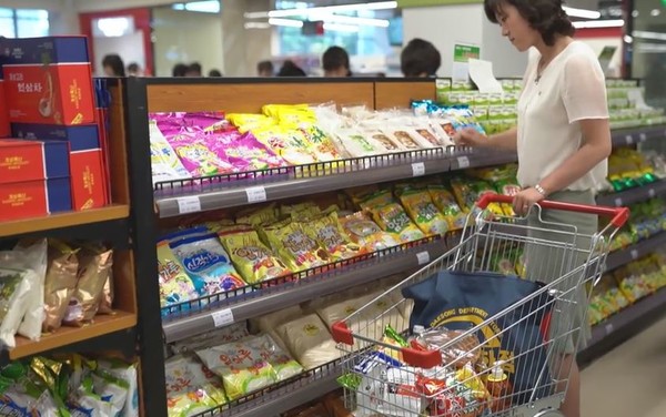 카트를 몰고 쇼핑을 하는 북한 여성. 사진=DB