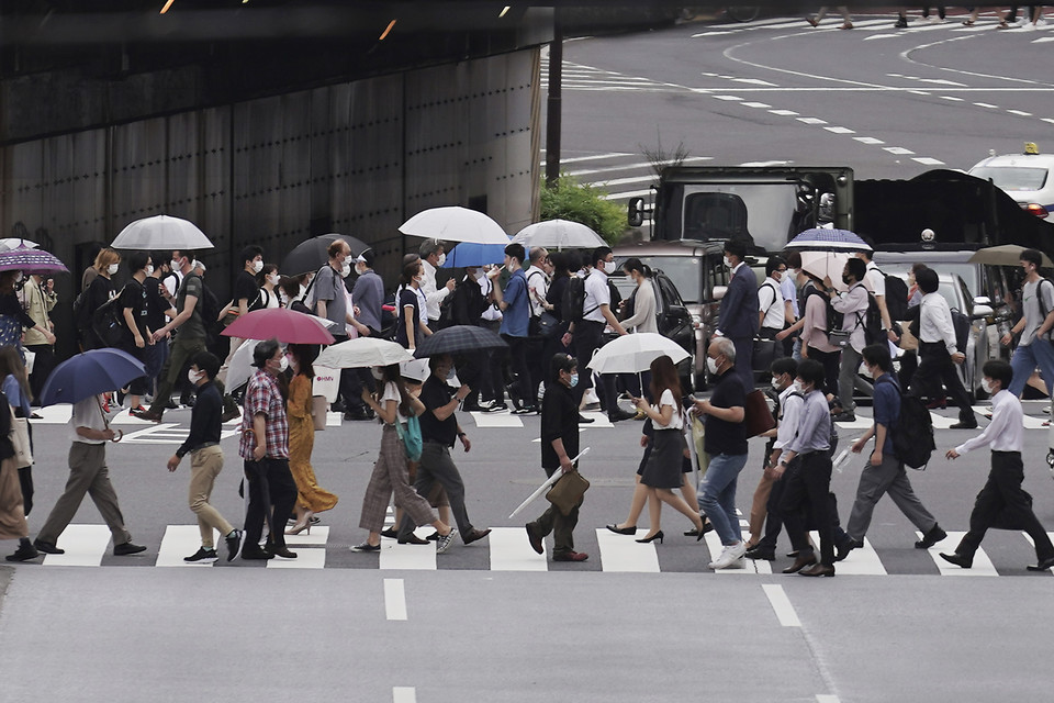 10일 일본 도쿄에서 신종 코로나바이러스 감염증(코로나19) 확산을 막기 위해 마스크를 쓴 사람들이 건널목을 건너고 있다. 도쿄에서 10일 240여 건의 코로나19 확진 사례가 발생해 또다시 일일 최다 기록을 넘어섰다고 현지 당국이 밝혔다. 도쿄=AP