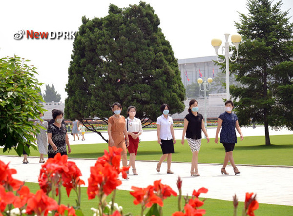 보통문 주위를 산책하는 평양 시민들. 사진=NEW DPRK