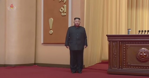 김정은 위원장이 전국노병대회장에서 연설하기 전 인사를 하기 위해 서 있다. 사진=조선중앙TV