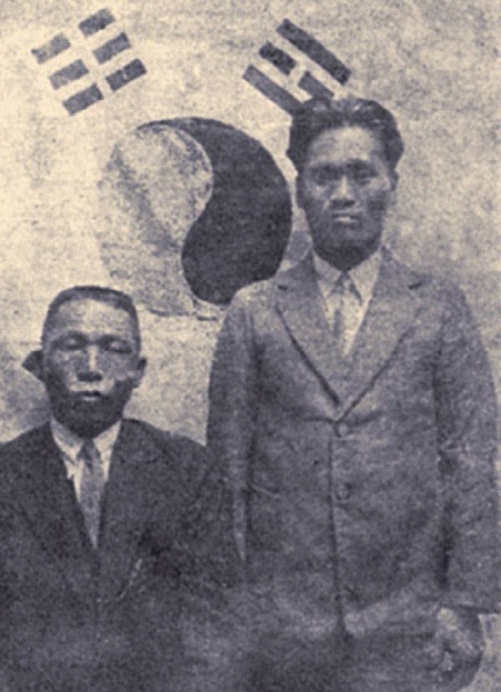 윤봉길 의사(오른쪽)가 1932년 4월 26일 한인애국단 선서를 한 뒤 김구 선생과 찍은 사진.