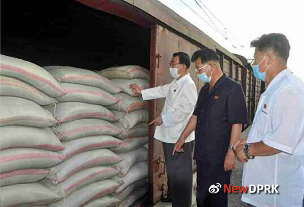 쌀을 실은 특별지원열차가 개성역에 도착하자 관계자들이 이를 확인하고 있다. 사진=NEW DPRK