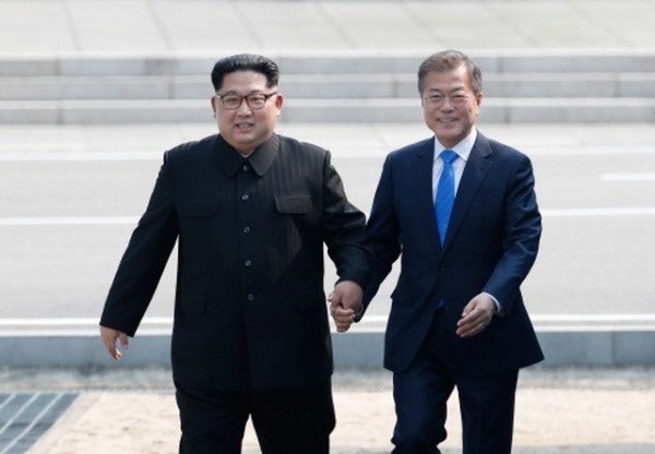 문재인 대통령과 김정은 국무위원장이 손을 잡고 군사분계선을 넘고 있다. 사진=DB