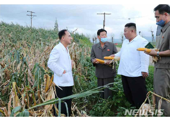 김정은 북한 국무위원장이 수해 피해지역인 황해남도를 시찰하고 있다. 사진=뉴시스