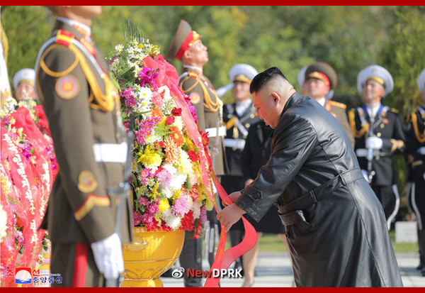 김정은 북한 국무위원장이 평안남도 회창군 소재 중국인민지원군 열사능의 마오안잉 묘에 꽃다발을 진정하고 있다. 사진=NEW DPRK
