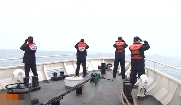 서해 어업지도원의 시신을 찾기 위해 해양경찰들이 사고해역을 수색하고 있다. 사진=시사주간DB