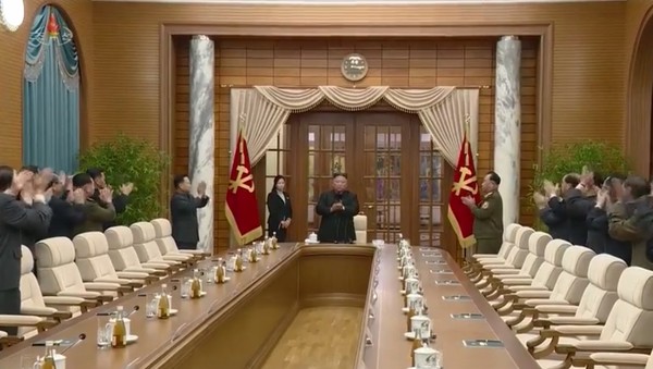 김정은 위원장이 회의장에 입장한 후 박수를 치자 옆에서 있는 현송월 부부장. 사진=NEW DPRK