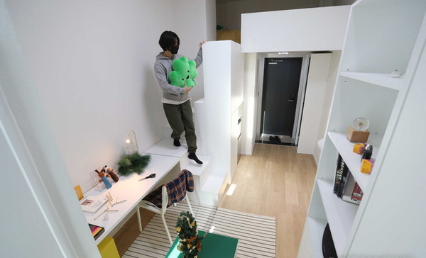 장기간 공실 상태에 있던 도심 내 관광호텔을 리모델링한 청년 맞춤형 공유주택 '안암생활'의 복층 내부 모습. 사진=뉴시스