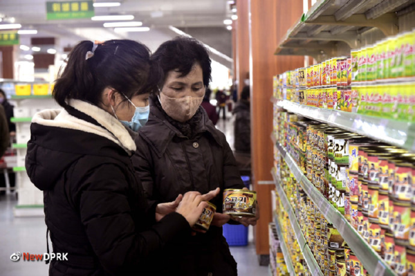 '광복지구 상업중심'을 찾은 평양 시민들이 소고기 즉석라면을 보고 있다. 사진=NEW DPRK