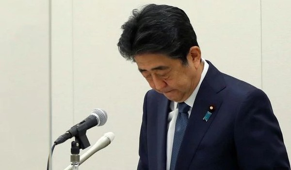 아베 전 일본 총리가 '벚꽃 스캔들'과 관련해 사죄하며 고개를 숙이고 있다. 사진=NEW DPRK