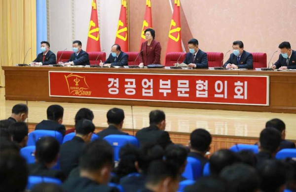 당8차대회 경공업부문 협의회가 진행되는 가운데 참석자들이 마스크를 끼고 있다. 사진=NEW DPRK