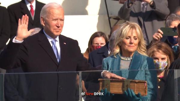 제46대 미국대통령으로 취임하는 조 바이든이 성경에 손을 얹고 선서를 하고 있다. 사진=NEW DPRK