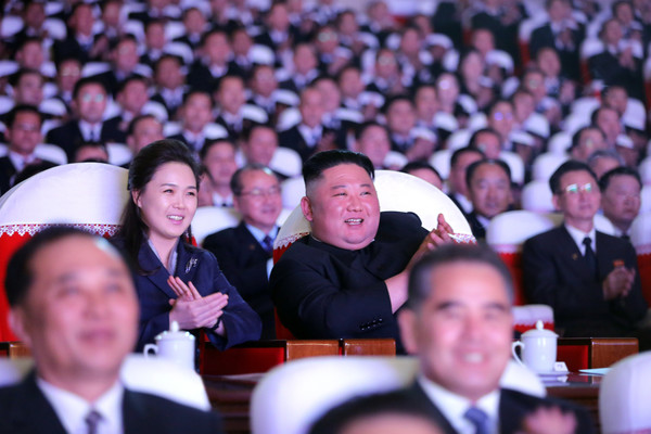 김정은 북한 총비서와 부인 리설주가 광명성절 기념 공연을 보고 있다. 사진=NEW DPRK