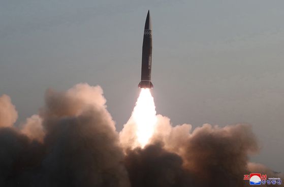 북한이 지난 25일 신형전술유도탄을 발사하고 있다. 사진=시사주간 DB