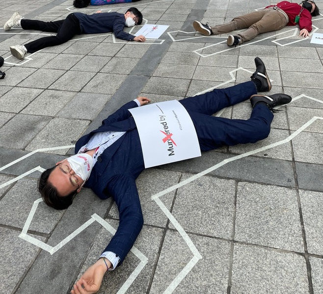 지난달 26일 서울 강남구 테헤란로 포스코센터 앞에서 세계시민선언 회원들이 포스코가 지원한 것으로 알려진 미얀마 군부에 희생된 시위대를 상징하는 퍼포먼스를 진행했다. 사진=세계시민선언