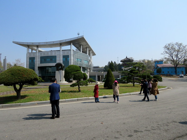 장명기 상병 추모비 앞에서 보이는 자유의 집. 사진=양승진 기자