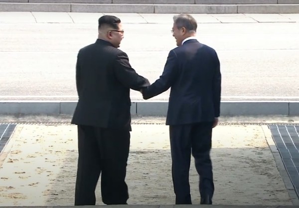 2018년 4월 27일 문재인 대통령과 김정은 국무위원장이 손을 잡고 판문점 군사분계선을 넘고 있다. 사진=시사주간 DB