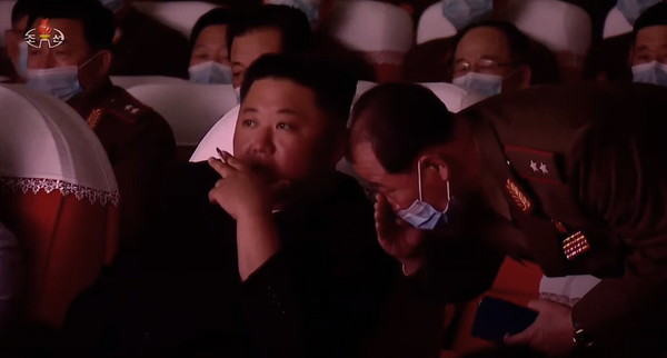 김정은 북한 국무위원장이 군인가족예술공연 도중 리병철 부위원장과 대화하며 담배를 피고 있다. 사진=조선중앙TV