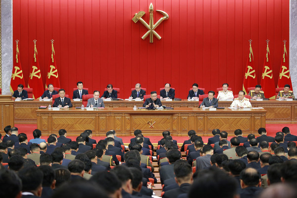 김정은 북한 국무위원장이 노동당 전원회의를 주재하고 있다. 사진=트위터