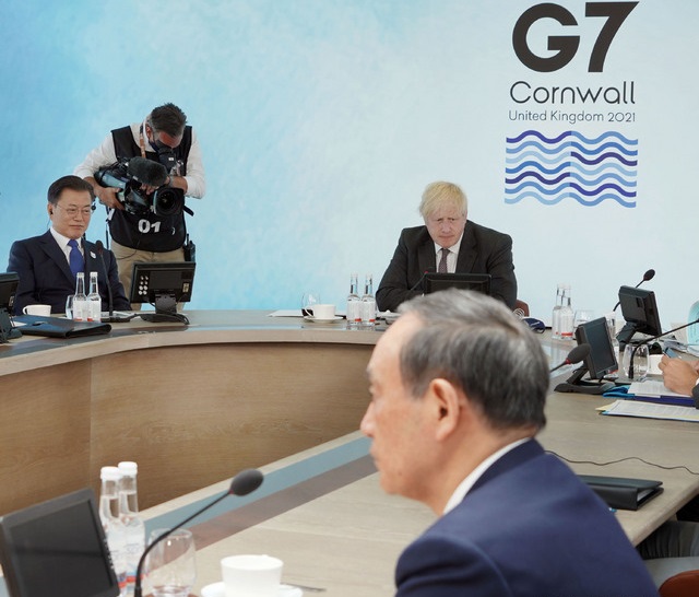 지난 6월 열린 G7 확대회의에서 문재인 대통령과 스가 일본 총리가 맞은편에 서로 앉아있다. 사진=뉴시스
