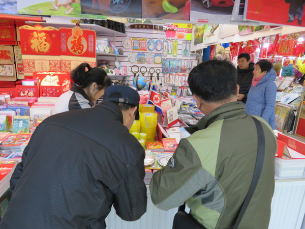 중국 단둥의 한 기념품 가게에서 관광객들이 선물을 고르고 있다. 사진=시사주간 DB