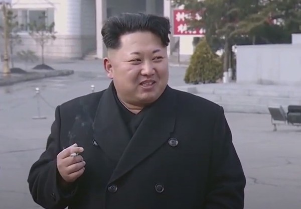김정은 북한 국무위원장이 화장품공장을 방문해 담배를 들고 있다. 사진=시사주간 DB