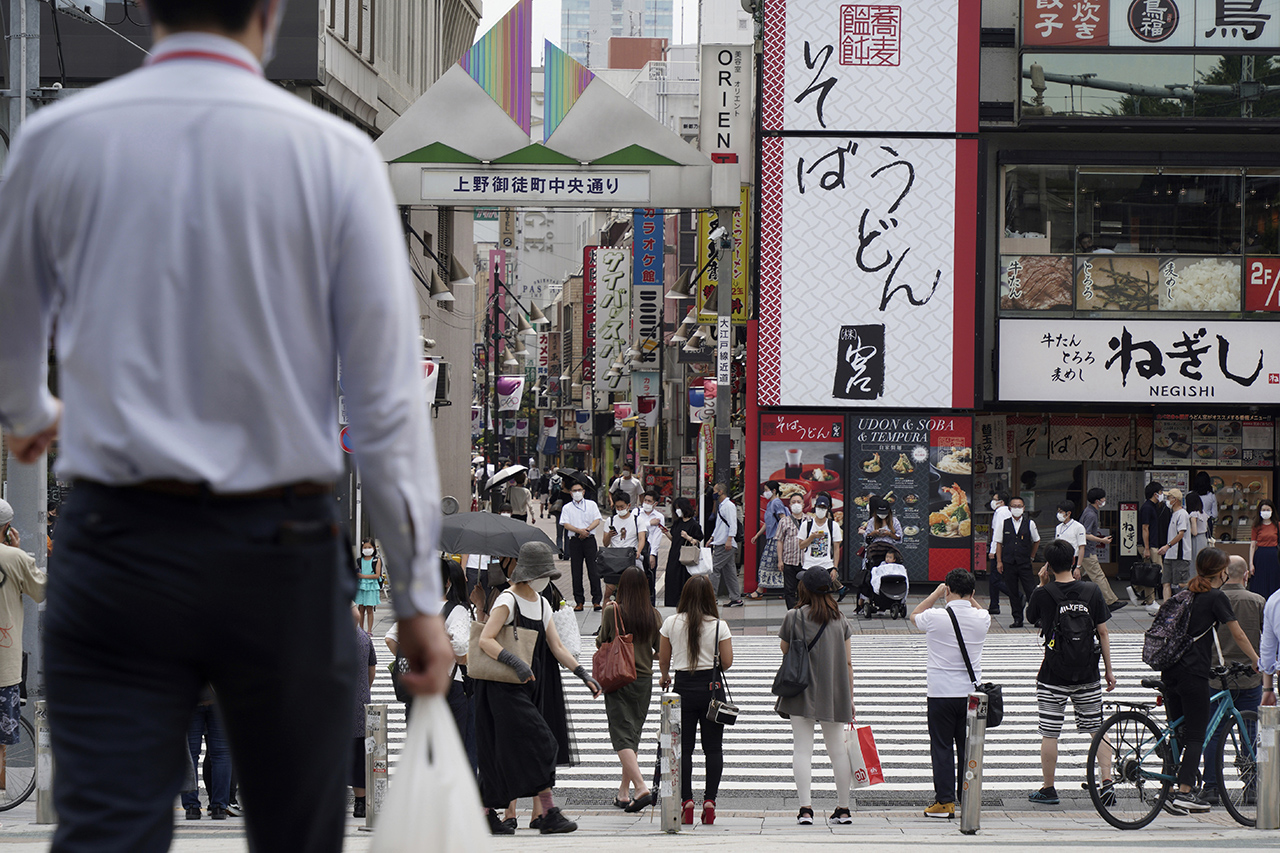일본 수도 도쿄의 우에노역 부근에 있는 횡단보도에서 지난달 30일 코로나19 예방을 위해 마스크를 착용한 시민들이 신호등이 바뀌기를 기다리고 있다. 사진=AP