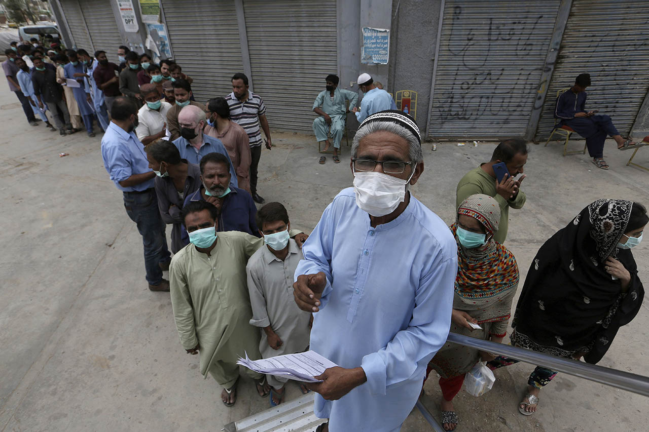 지난 6일(현지시간) 파키스탄 카라치에서 시민들이 시노백 백신 접종을 위해 이동식 백신 차량 앞에 줄 서 있다. 사진=AP