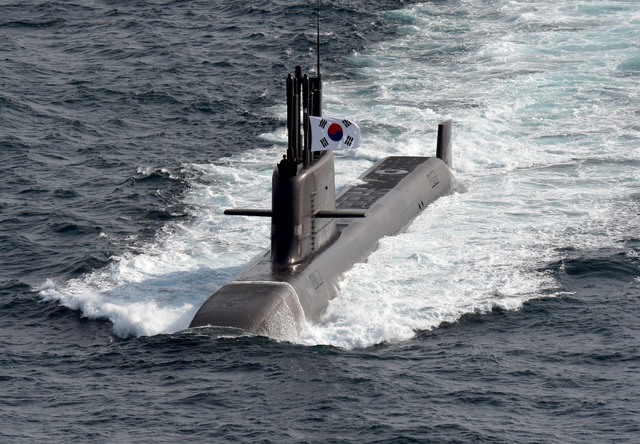 해군은 13일 경남 거제 대우조선해양 옥포조선소에서 우리나라 기술로 독자 설계·건조된 해군의 첫 번째 3,000톤급 잠수함인 도산안창호함(KSS-Ⅲ)의 인도·인수 및 취역식을 개최한다. 도산안창호함은 앞으로 1년간의 전력화 훈련을 통한 작전수행능력 평가를 거친 후 2022년 8월경 실전 배치되어 전방위적 위협에 대응하는 국가 전략무기체계로 활약하게 된다. 사진=해군