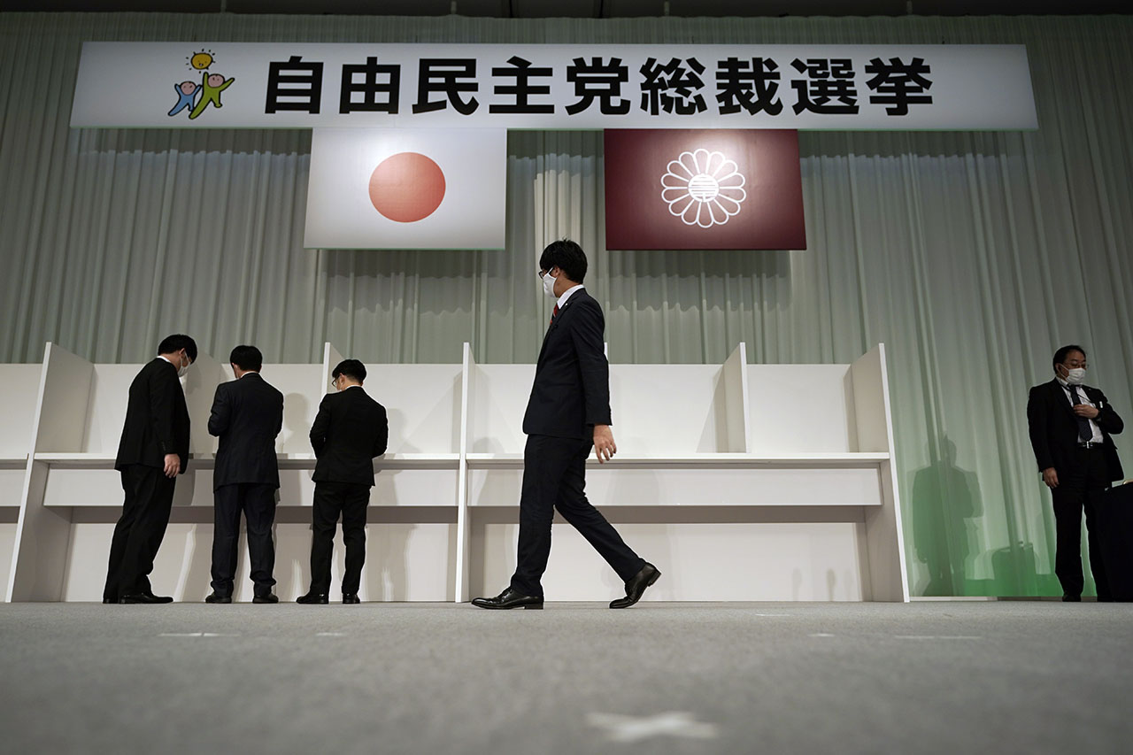 지난해 9월 14일(현지시간) 일본 도쿄에서 관계자들이 일본 자민당 총재 투표 준비를 하고 있다. 사진=AP