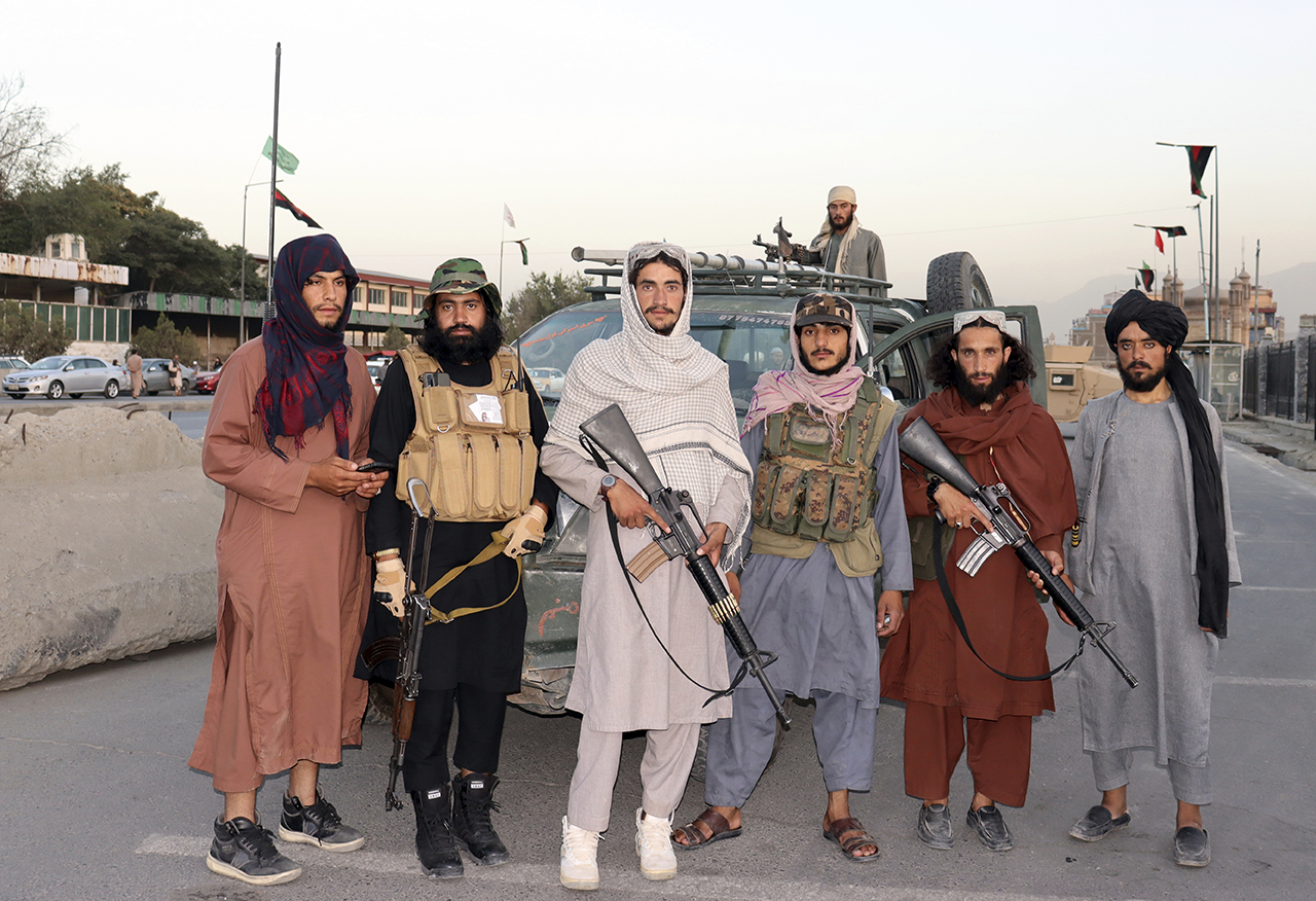 지난달 25일(현지시간) 아프가니스탄 카불의 한 검문소에서 경비하던 탈레반 병사들이 카메라를 응시하고 있다. 카불=AP