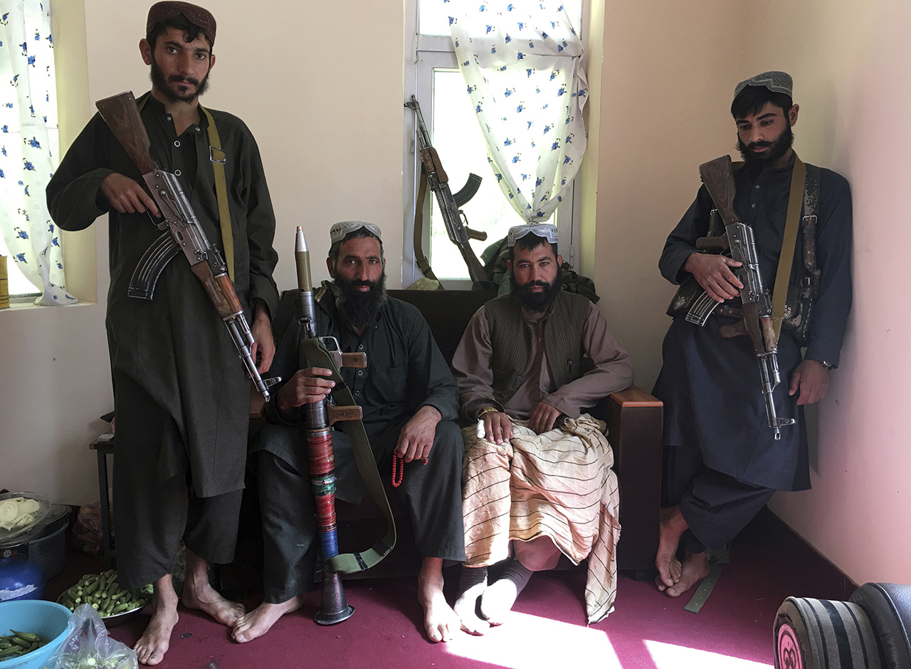 8일(현지시간) 아프가니스탄 북동부 판지시르에서 탈레반 병사들이 사진을 찍기 위해 포즈를 취하고 있다. 판지시르=AP