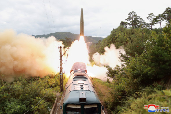 북한은 15일 산악지대 철도에서 탄도미사일을 발사했다. 사진=뉴시스
