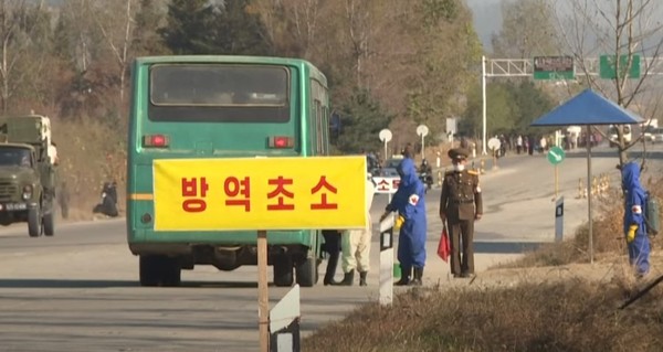 북한의 한 도로에서 코로나19에 대한 비상방역을 하고 있다. 사진=시사주간 DB