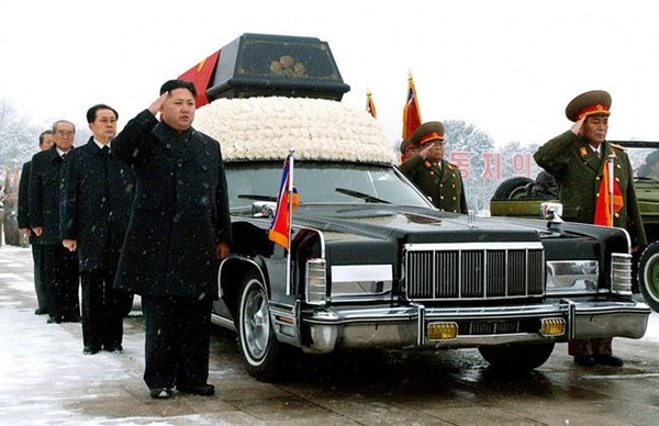 김정은 등 북한 실세 8인이 김정일 장례식 때 운구차를 호위하고 있다. 사진=시사주간 DB